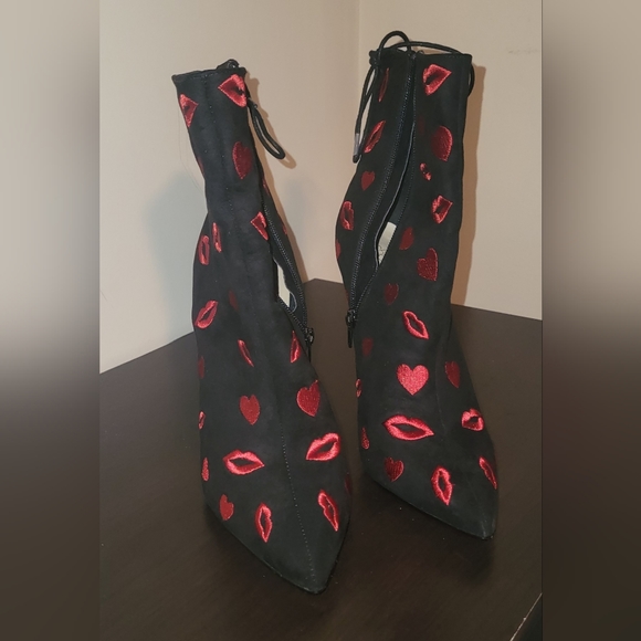 Kisses Boots - Picture 4 of 7